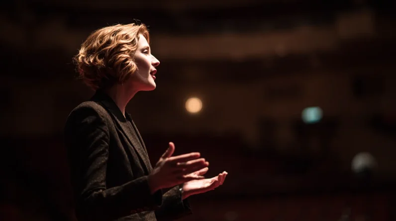 For Professional Speaker, Techniques That Command Attention